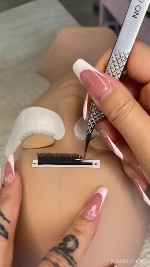 Volumen-Wimpern-Fan-Technik mit Pinzettengriff und Platzierung